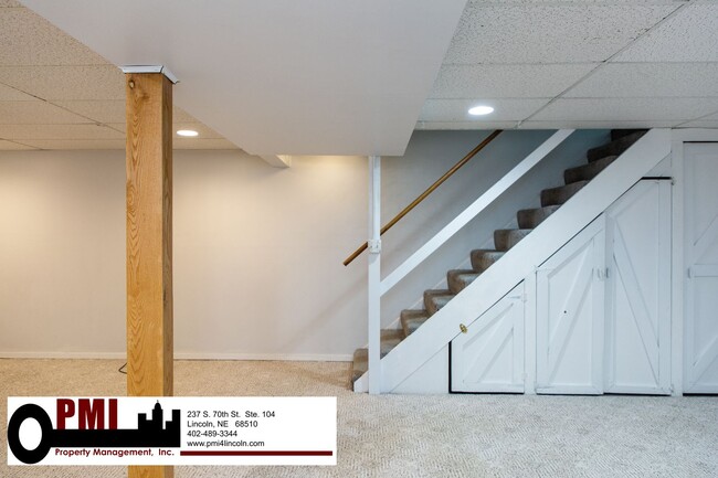 Building Photo - 8030 N Hazelwood Dr