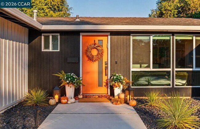 Building Photo - 3360 Esperanza Dr