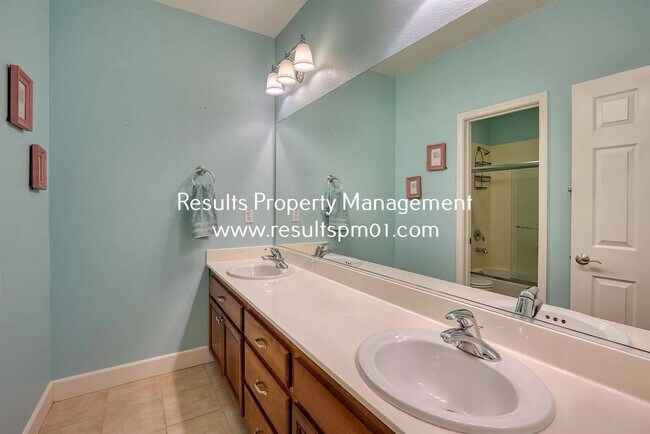 Building Photo - Spacious and upgraded 4 Bed 3 Bath Roseville Home