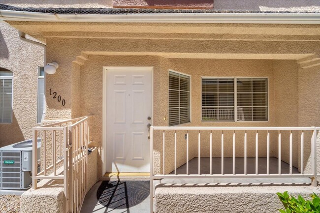 Building Photo - Contemporary 3 Bedroom Townhouse in Gated ...