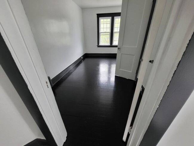 Building Photo - 1645 Larchmont Ave