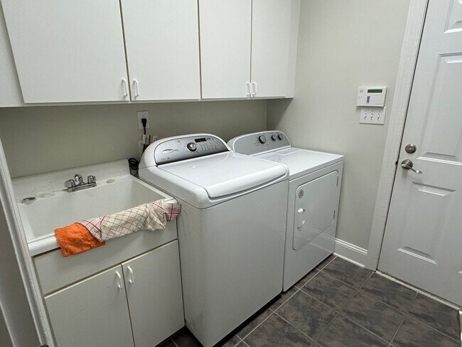 Building Photo - 4 Bed | 2.5 Bath House in Morrisville with...