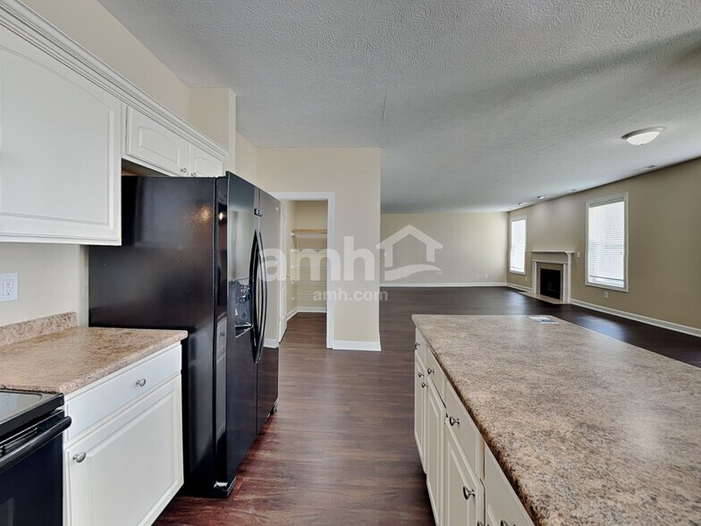 Building Photo - 5915 Cabot Dr