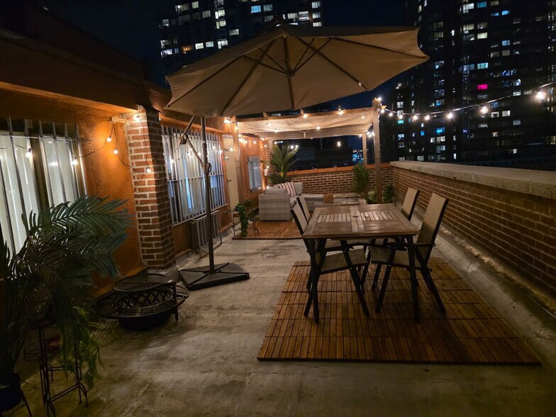 Building Photo - 458 W 52nd St