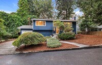 Building Photo - 4 Bed and 2 Bath Beautiful Bellevue Single...