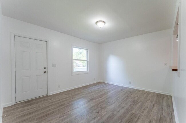 Building Photo - Update 2 Bed 1 Bath in The Nations