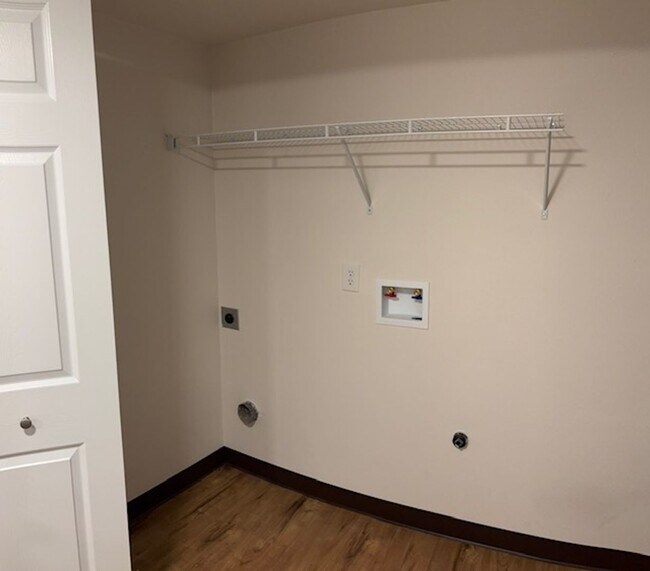 Building Photo - 1324