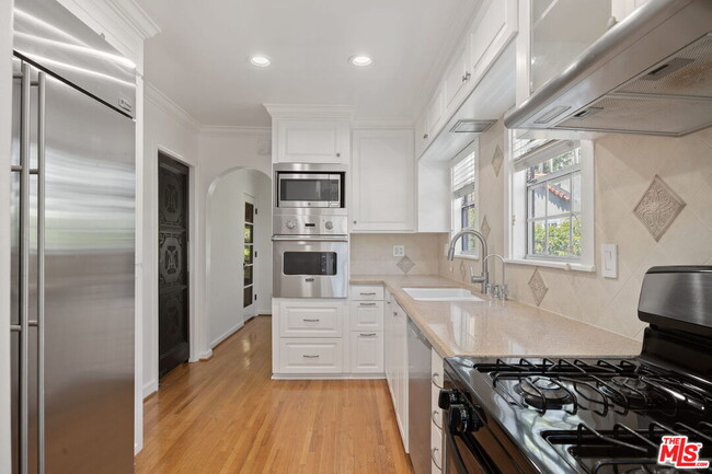 Building Photo - 10762 Wellworth Ave