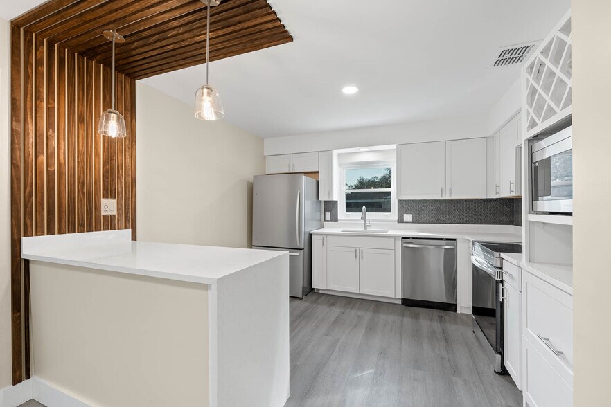 Building Photo - 700 Oakland Rd