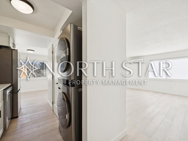 Building Photo - Remodeled Condo in the Heart of Old Town Lake Oswego