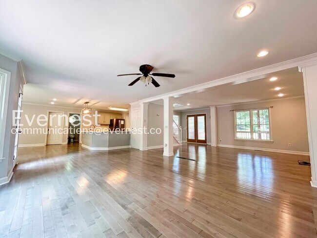 Building Photo - 4 Bed/2.5 Bath with Fenced Yard & Garage / Pet-Friendly