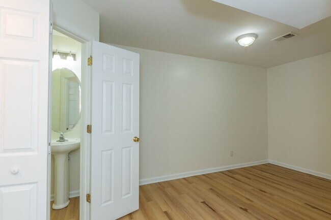 Building Photo - 3 Bed/2 Full,2 Half Bath Townhome in Martinsburg, WV