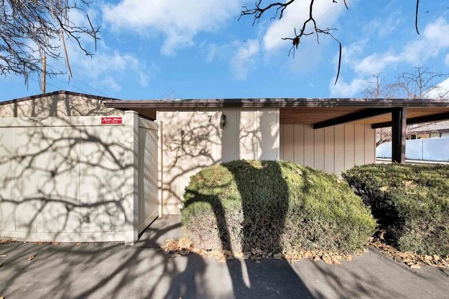 Building Photo - Spacious 2 Bed, 1.5 Bath Townhome Near CMU