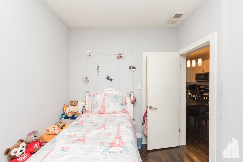 Building Photo - 1431 N Springfield Ave