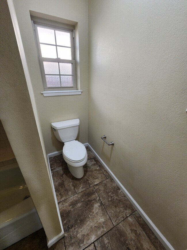 Building Photo - 4 bed 2 1/2 bath home, 2 car garage!