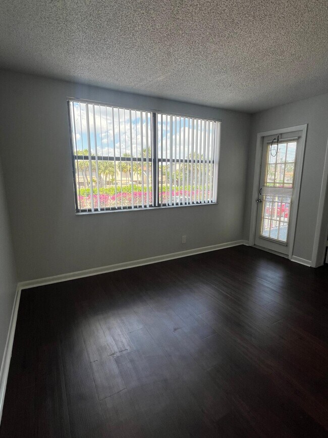 Building Photo - 708 Executive Center Dr