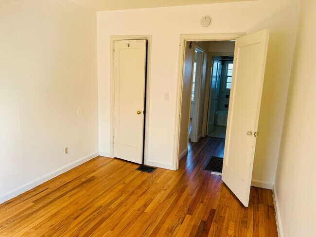 Building Photo - 1bedroom/1bath Garden Level Apartment in Overlook Near N Interstate Ave