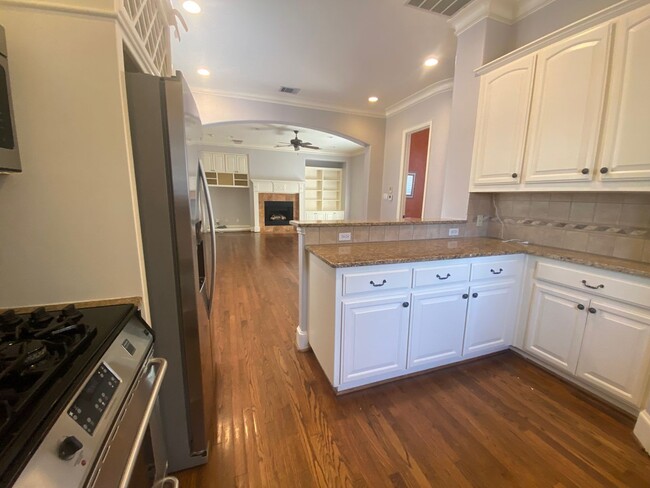 Building Photo - Two Bedroom, 3 level Condo in Oak Lawn