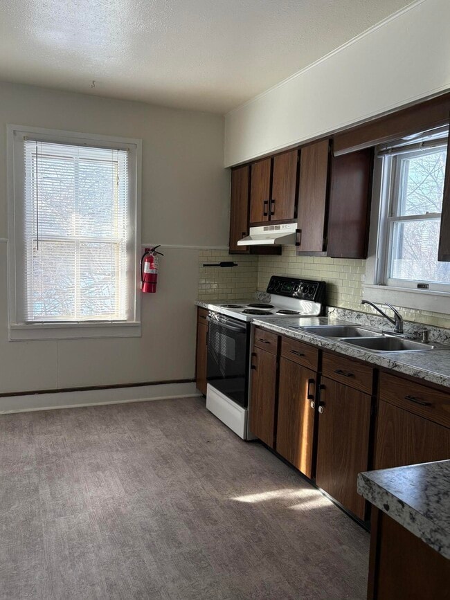 Building Photo - 209 Oak St