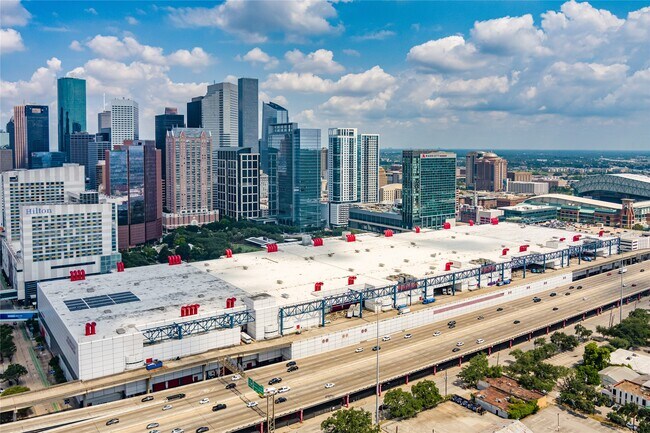 Building Photo - 914 Main St