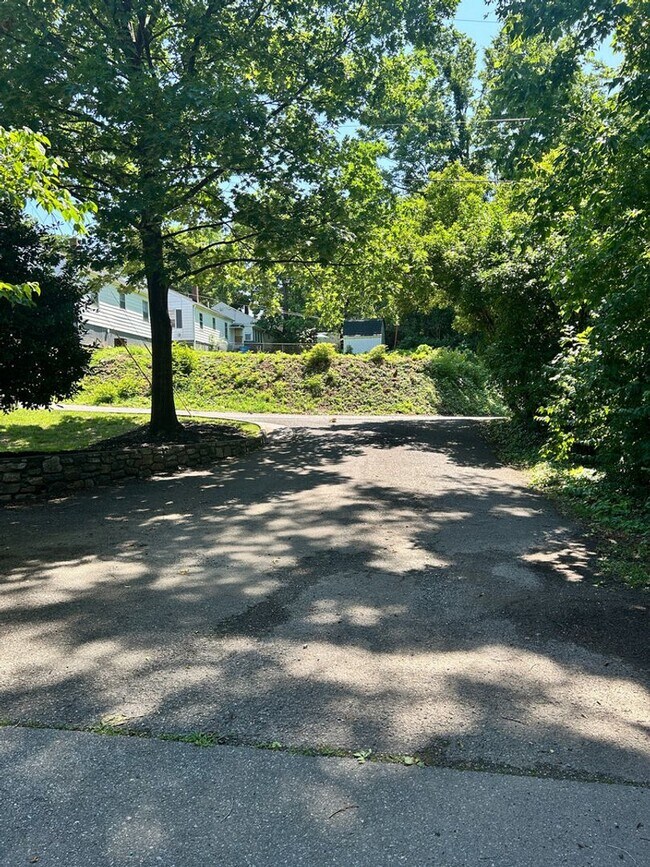 Building Photo - Like New Townhome in Old SW! Close to Cari...