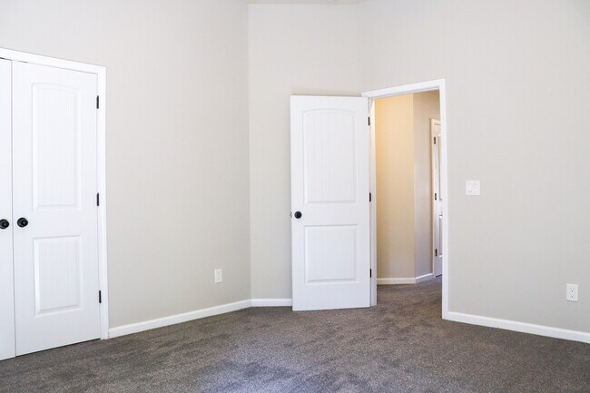 Building Photo - 1266 Coachman Way