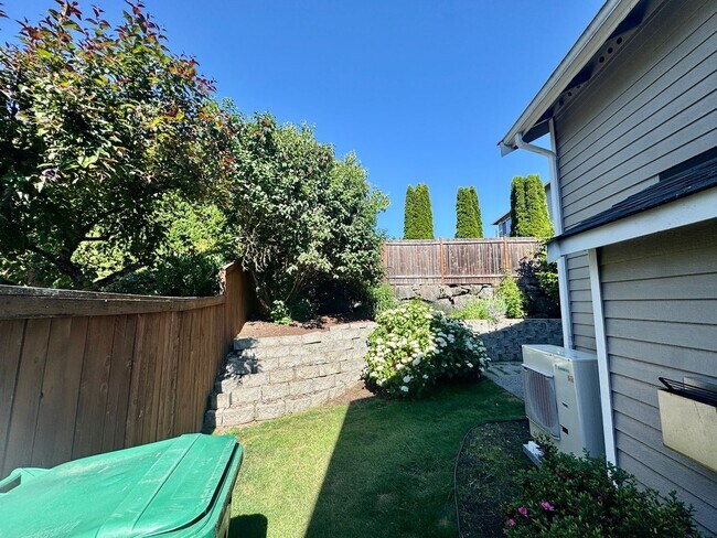 Building Photo - Bothell Townhouse