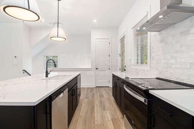 Building Photo - 205 Firefly Cir