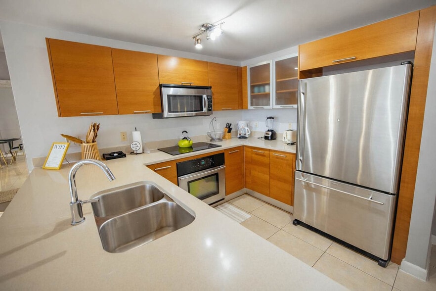 Building Photo - 3250 NE 1st Ave