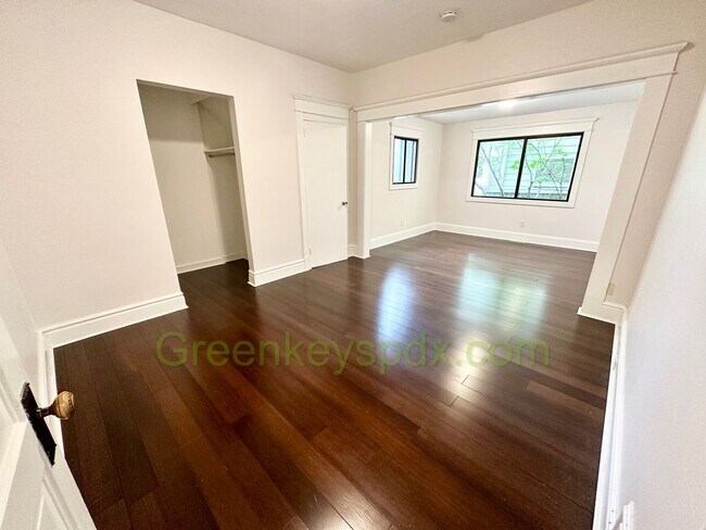 Building Photo - Huge Gorgeous 5 Bedroom 4 Bath Unit in SW ...