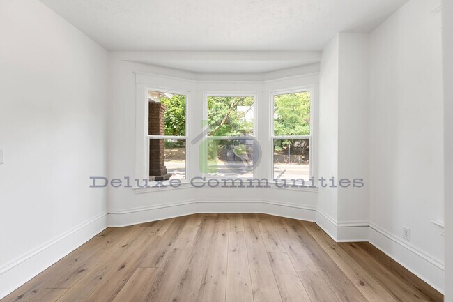 Building Photo - 606 Lafayette Ave NE