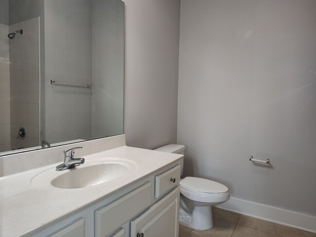 Building Photo - Modern Condo located  in South Main Square! 50% discount on first full months rent for qualified ...