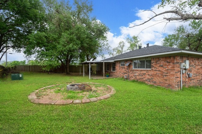 Building Photo - 5704 Leggett Ln