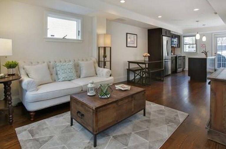 Building Photo - 210 W 7th St