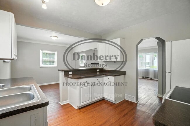 Building Photo - 822 Searles Rd