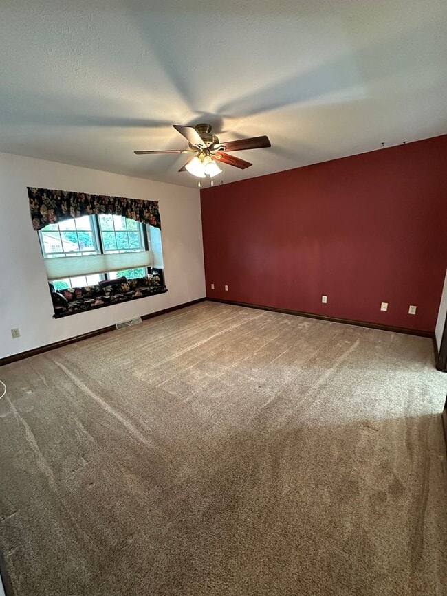 Building Photo - 2 Bedroom Condo - Goshen