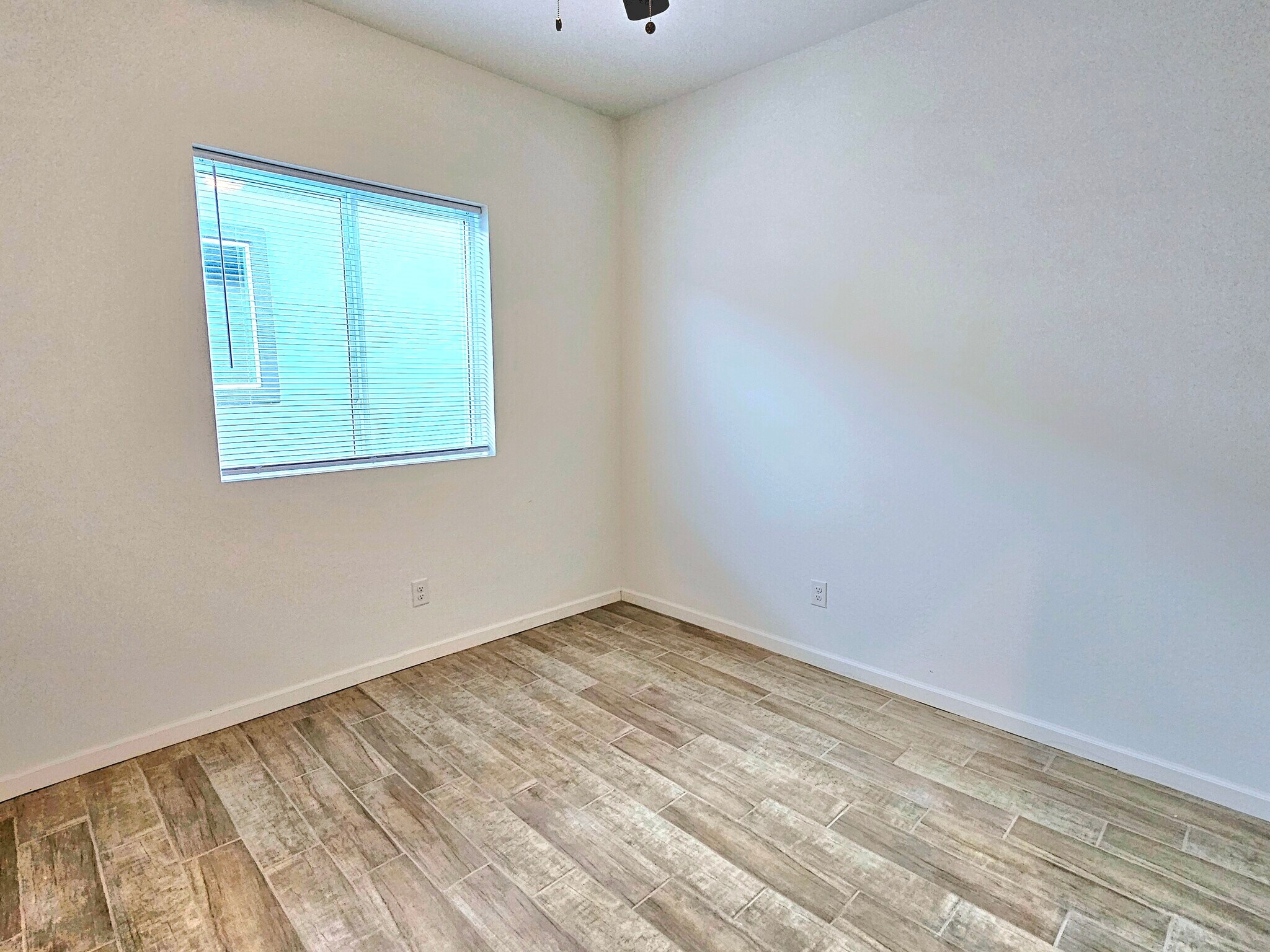 Building Photo - 1112 E 4th St