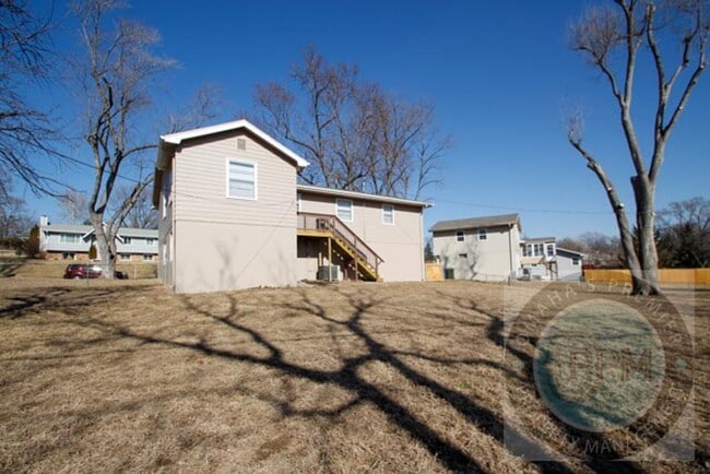 Building Photo - Charming 6 Bed 2 Bath Home Near the Offutt