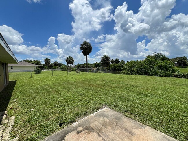 Building Photo - $1,825 ** AVAIL 6/7/25 ** 3 Bed / 2 Bath S...