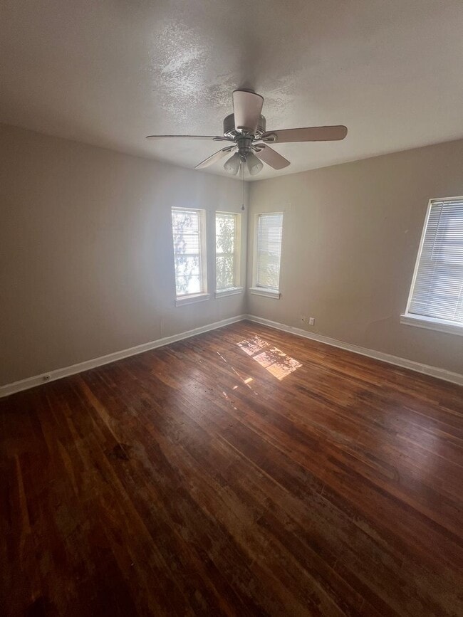 Building Photo - Large 2 bed home!