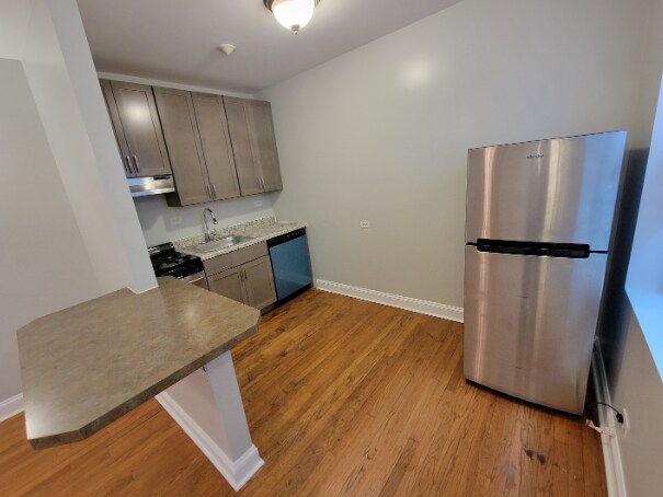 Building Photo - 1369 W Greenleaf Ave