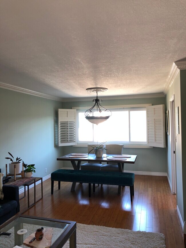 Building Photo - 2131 E 1st St