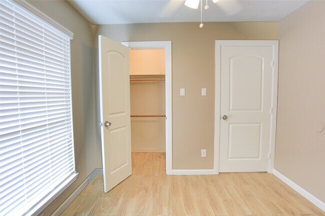 Building Photo - 7007 Glen Rosa Dr