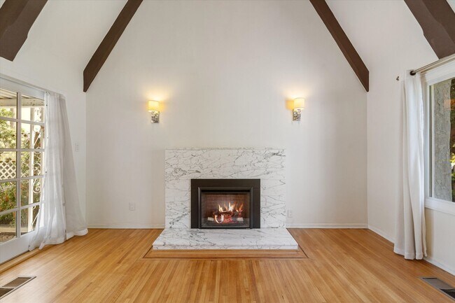 Building Photo - 4 Bed • 3 Bath • 2,135 Sq Ft (Main House) ...