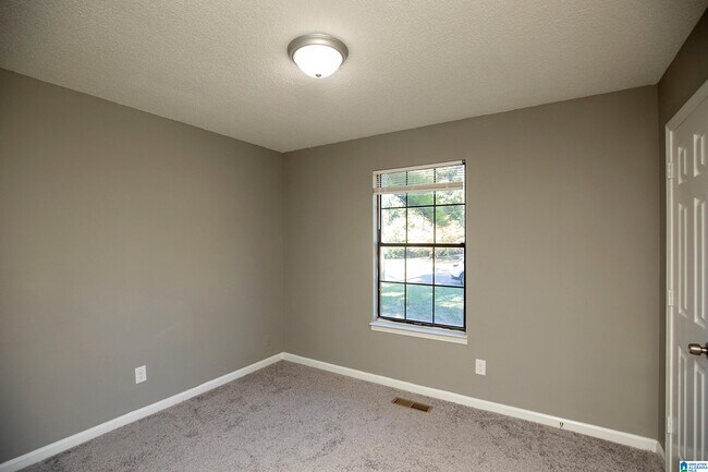 Building Photo - 2392 Zinnia Dr