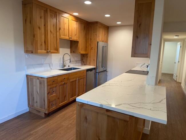 Building Photo - Completely Remodeled 2 bedroom condo in Tu...