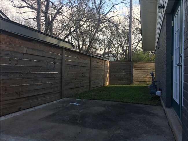 Building Photo - 6113 Manor Rd