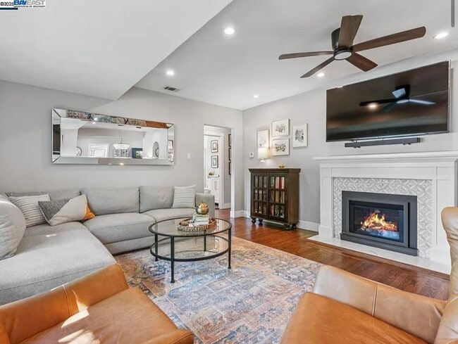 Building Photo - 161 Maiden Ln