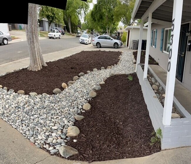 Building Photo - AVAILABLE NOW!! Charming, Spacious Single ...