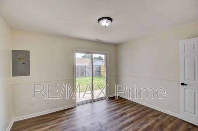 Building Photo - 3900 Raintree Ct